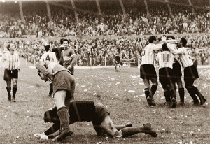27 de septiembre de 1964. Festejo en épocas de vacas flacas. Federico Sacchi convierte ante Boca. Al año siguiente, elegante rubio rosarino pasará junto a Menotti a la Ribera. Llegarán Rulli y xx a Avellaneda. Se va armando El Equipo de José. 