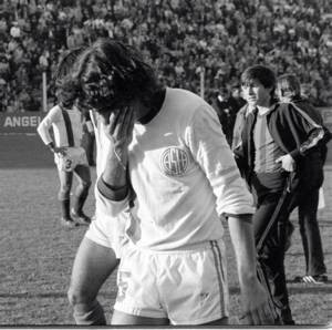 Rubén Darío Insúa se retira llorando. Un grande se iba a la B.