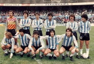 2 de noviembre de 1985. Racing 1 - 2 San Miguel. Wirszt, Asteggiano, Costas, Carrizo, Sicher y Caldeiro. Abajo: Orte, González, Walter Fernández, Attadía y Lamadrid. 