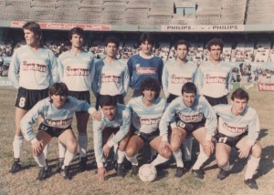 11 de junio de 1988. Liguilla Pre-Libertadores. Victoria 3 a 1 de Racing sobre Argentinos Juniors. Arriba: Lamadrid, Asteggiano, Berón, Balerio, Perico Pérez y Fabio Costas. Abajo: Szulz, Medina Bello, Vázquez, Rabuñal y Decoud.