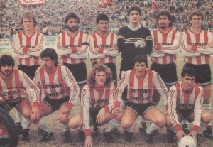 Santa Fe. 28 de julio de 1989. El equipo que jugó aquella final que hoy es un mito del fútbol argentino. Rabuñal, agachado entre Echaniz y Madelón.