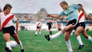 11 de octubre de 1981. De zurda también le pegaba. Igualdad entre Loma Negra y River. 0 a 0 en Olavarría. 