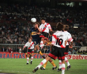 El cabezazo del paraguayo Celso Ayala se convierte en empate y leyenda. River perdía 3 a 0 el superclásico. Lo igualó 3 a 3. 