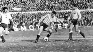 Roberto Perfumo, pletórico de jerarquía, e la final de América jugada en Avellaneda. 
