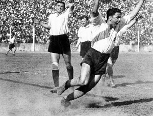 Una foto para todos los tiempos. Legarreta inmortalizó a José Manuel Moreno festejando el primer gol riverplatense, aquella tarde de 1937.