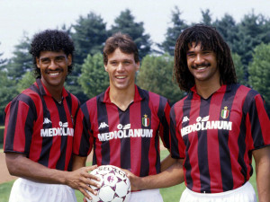 Frank Rijkaard y Rudd Gullit. Estrellas del Milan en 1989. La negativa del club para que viajaran a su Surinam natal fue vital para que salvaran sus vidas.